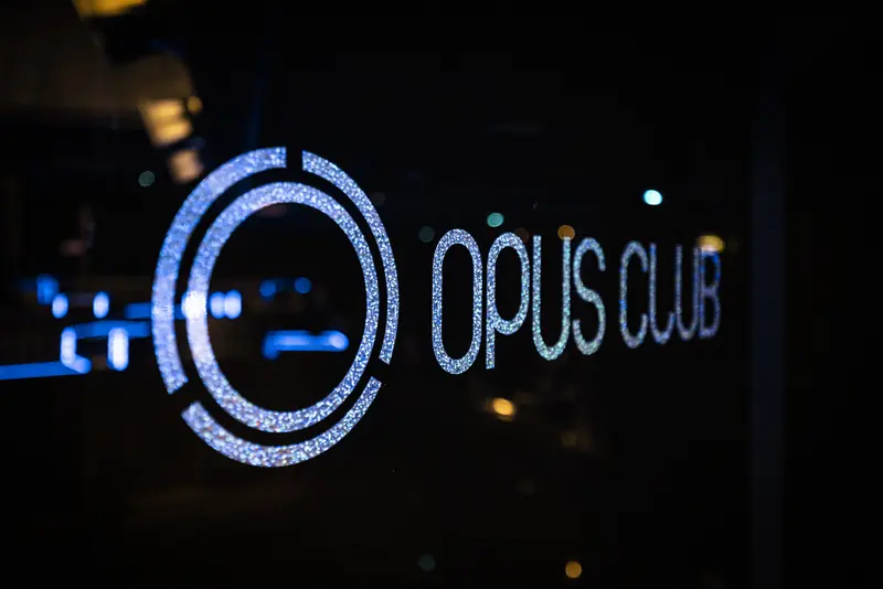 L'insegna luminosa Opus Club