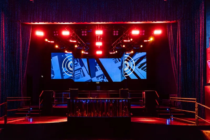 Il palco con il LED wall e le tende rosse