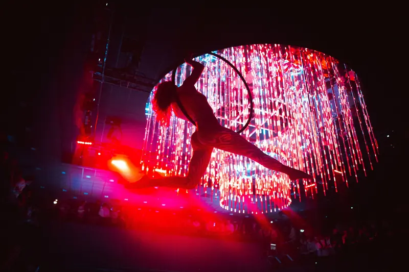 Performer aerea in luce rossa