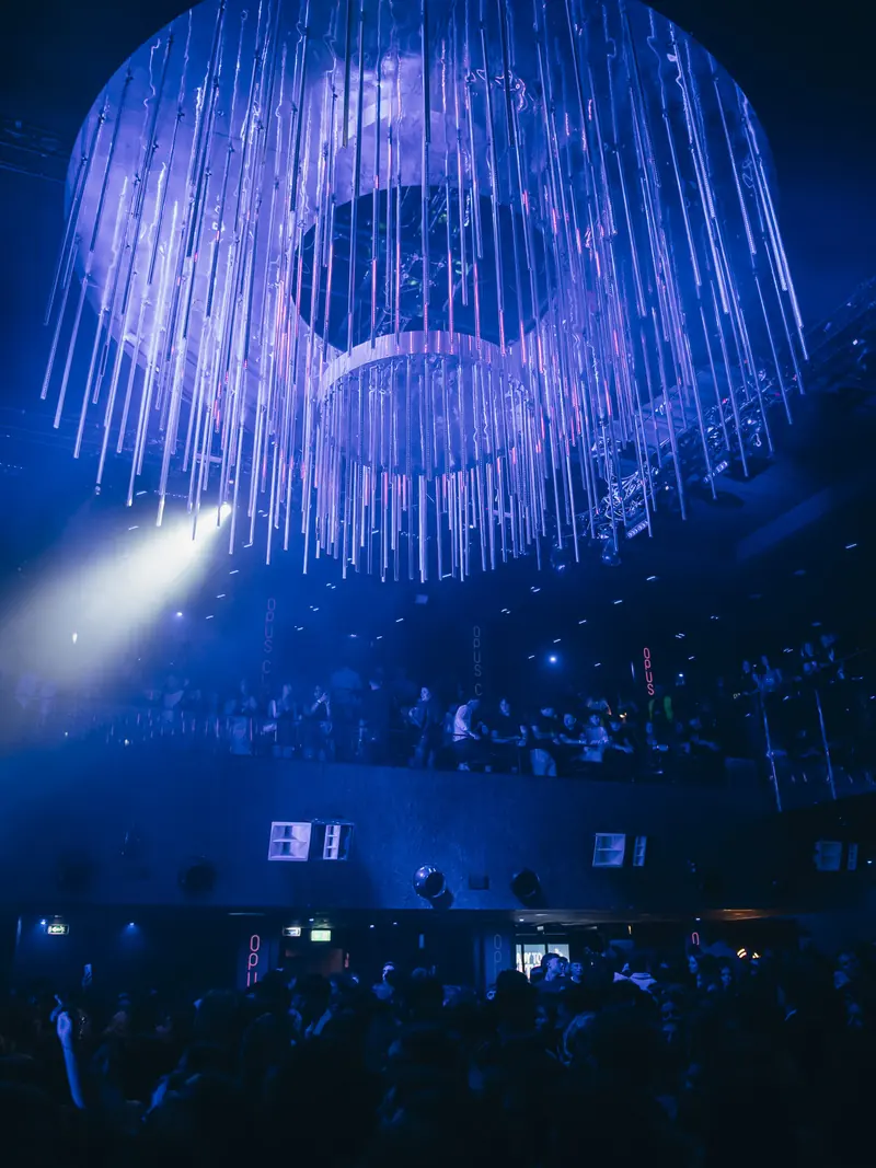 Il lampadario in luce viola sopra la sala