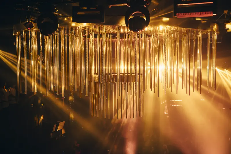 Il lampadario illuminato d'oro