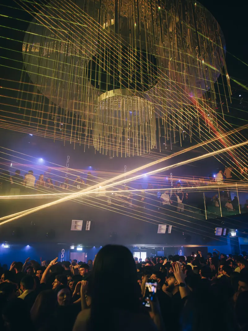 Laser oro sotto il lampadario