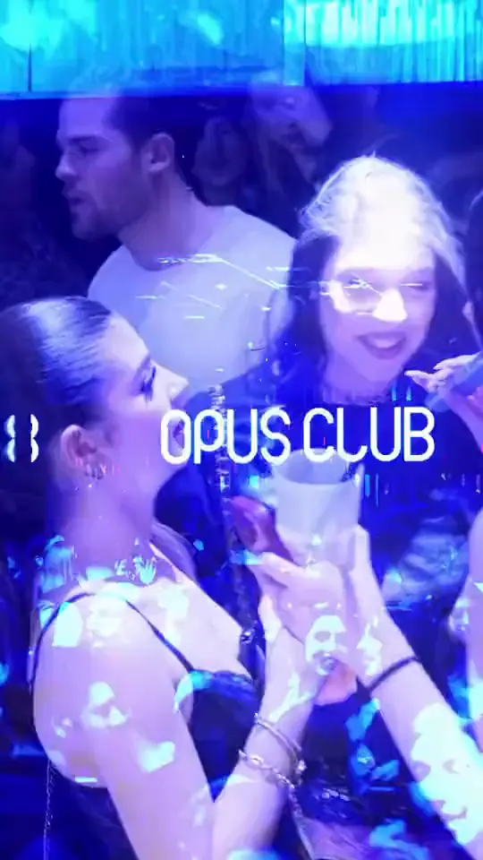 Reel: le notti dell'Opus, pista piena sotto lo schermo Opus Club