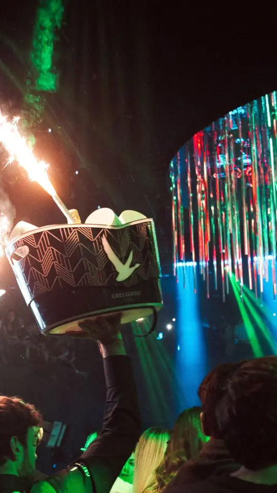 Bottle service con le scintille tra la folla